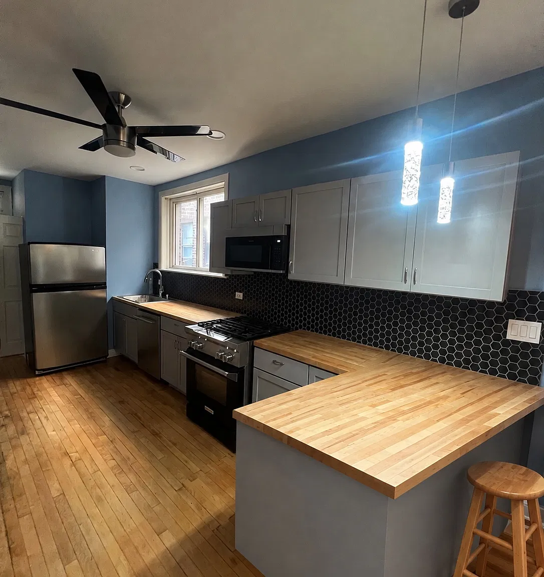 3 bed, 1250 sqft, $2,195 — Photo 2