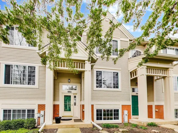 551 Cary Woods Cir, Cary, IL 60013