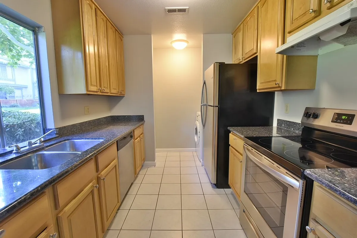 Building Photo - 699 Balfour Dr