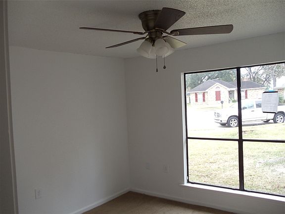 5th image of 25 Honeysuckle Ln