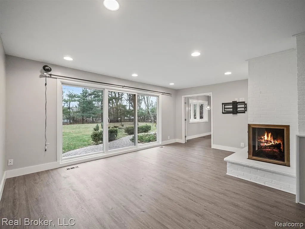 3 bed, 1.5 bath, 1500 sqft, $3,400 — Photo 3