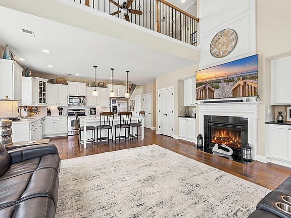 5th image of 1601 East Island Dr.
