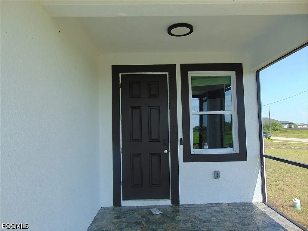 5 bed, 2.0 bath, 2331 sqft, $2,400 — Photo 2