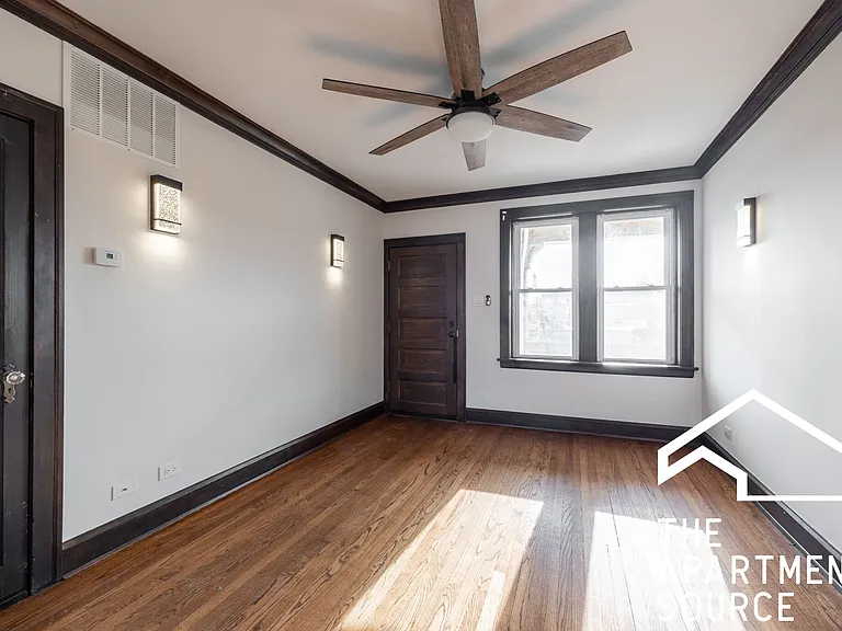 2624 W Devon Ave #301 — Photo 5