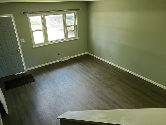 3rd image of 411 Woodland Dr