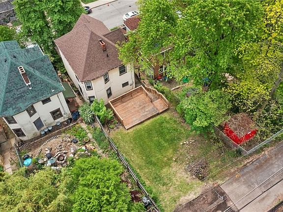 4th image of 209 E Meyers St