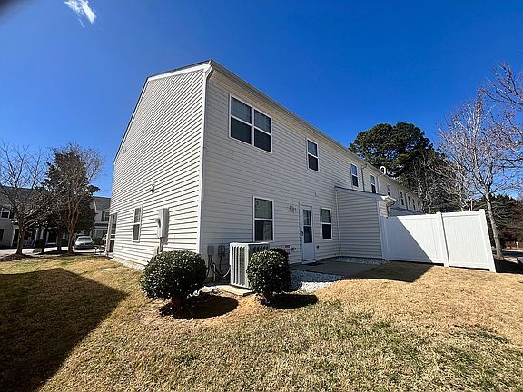 Garden w/small patio