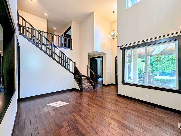 2-story dinning area overlooking the entrance porch