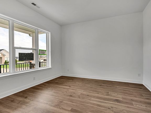 4th image of 505 Blue Olive Dr