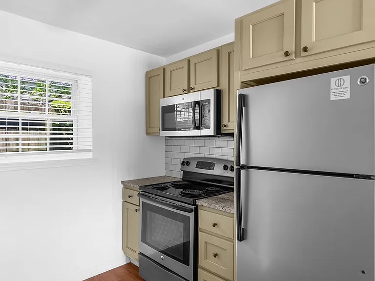The Avondale Apartments — Photo 12