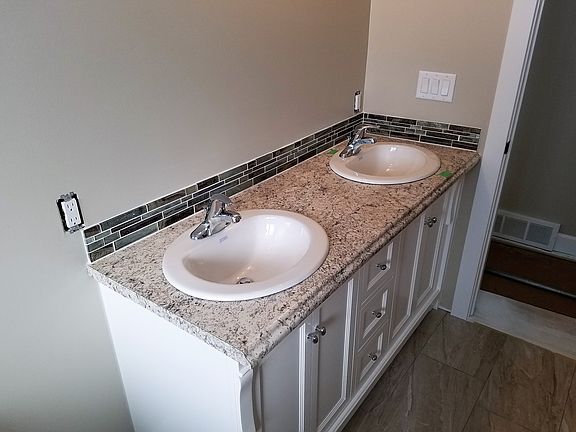 5th image of 736 Sunset Dr