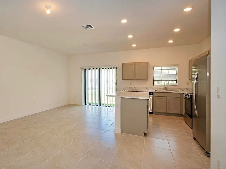 633 SW 11th St — Photo 4