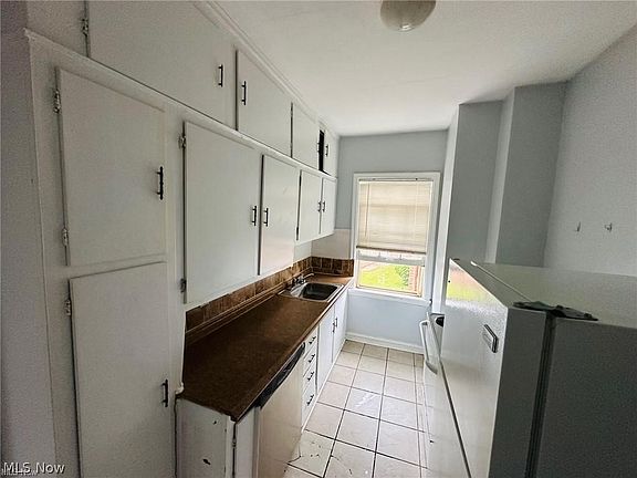 4th image of 15610 Van Aken Blvd APT 4