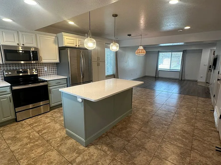 1584 E Sandalwood Dr — Photo 2