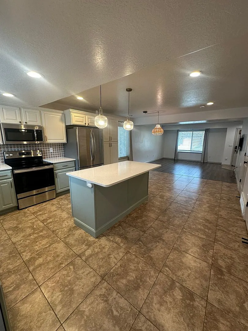 Building Photo - 1584 E Sandalwood Dr