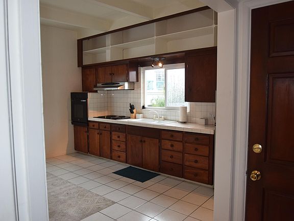Cute kitchen area! Refrigerator included!