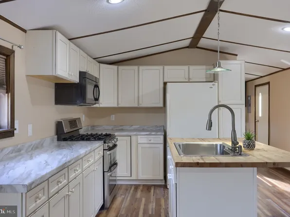 22 Circle Dr, Columbia, PA 17512