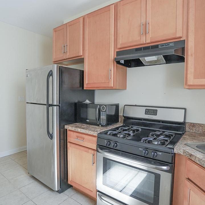 1st image of 845 W Cornelia Ave APT 1W