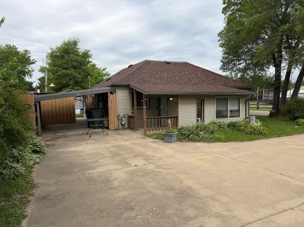 515 East St, Blue River, WI 53518