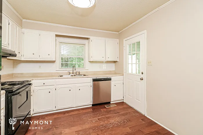 1026 Woodhill Dr — Photo 5