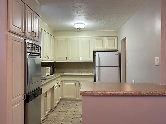 3rd image of 1870 E Hillcrest Ave