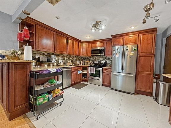 5th image of 305 Riverside Ave APT 24