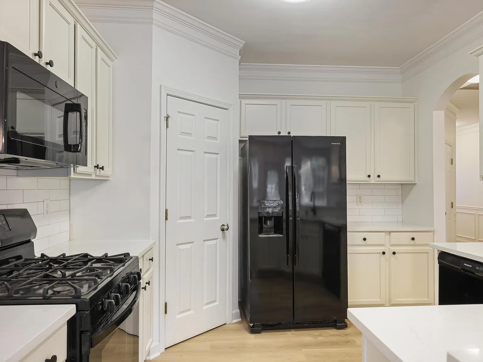 3 bed, 2.5 bath, 1845 sqft, $3,200 — Photo 4