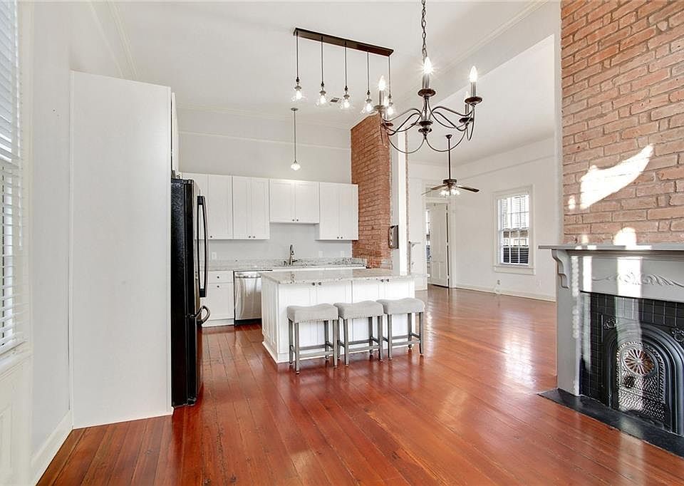 Open floor plan kitchen with plenty of room for dining table. Excellent for entertaining.