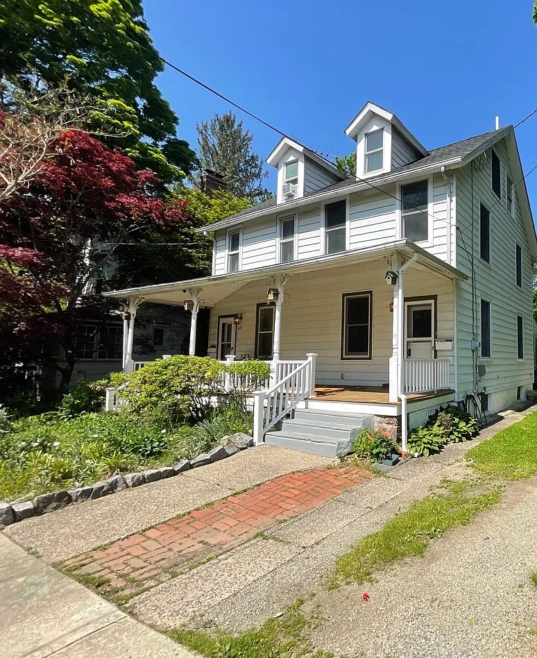 212 Mannion Ave — Photo 1