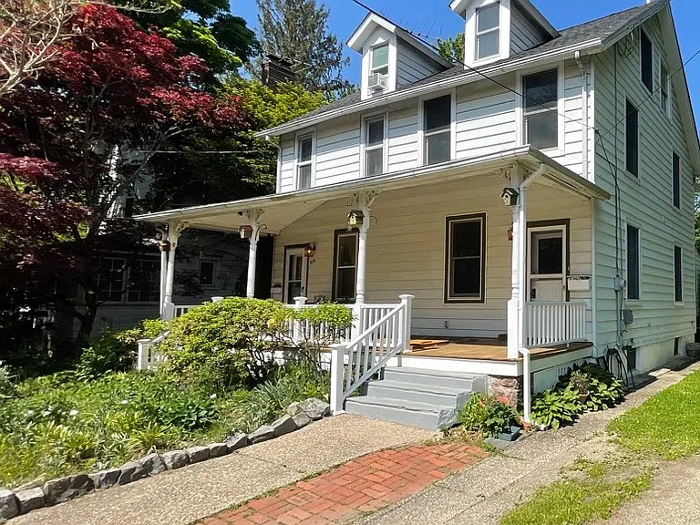 212 Mannion Ave — Photo 1