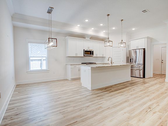 5th image of 1756 Thomas St
