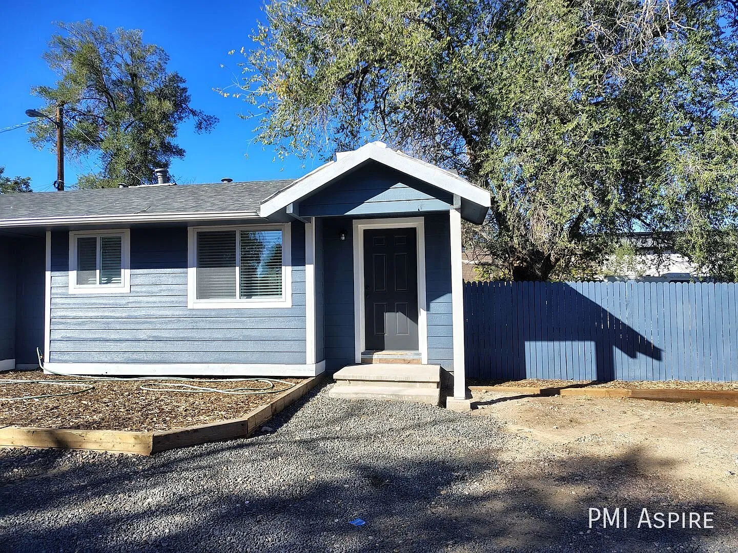 Charming 2 Bedroom with Private Fenced Yard in Lakewood — Photo 2