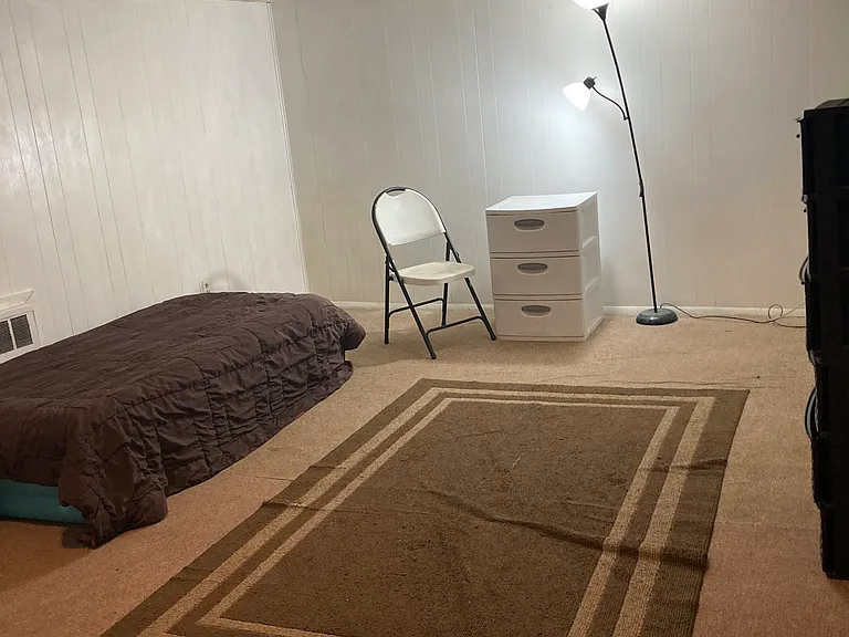 17 1/2' x 18' room with closet