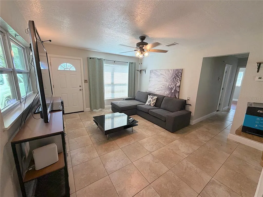 3 bed, 1.0 bath, 1014 sqft, $1,995 — Photo 4