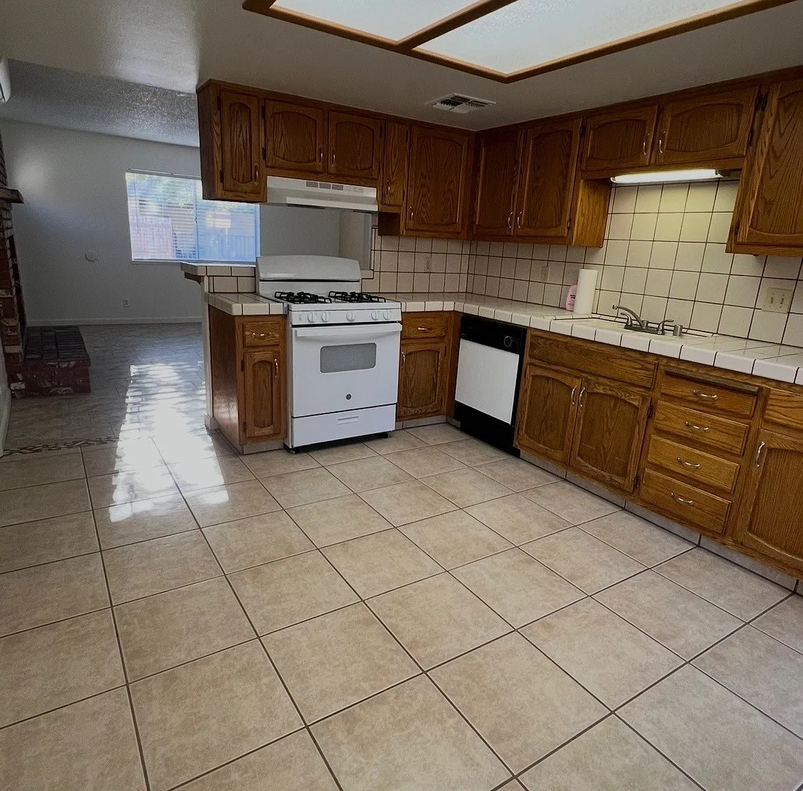 3 bed, 1100 sqft, $1,400 — Photo 3