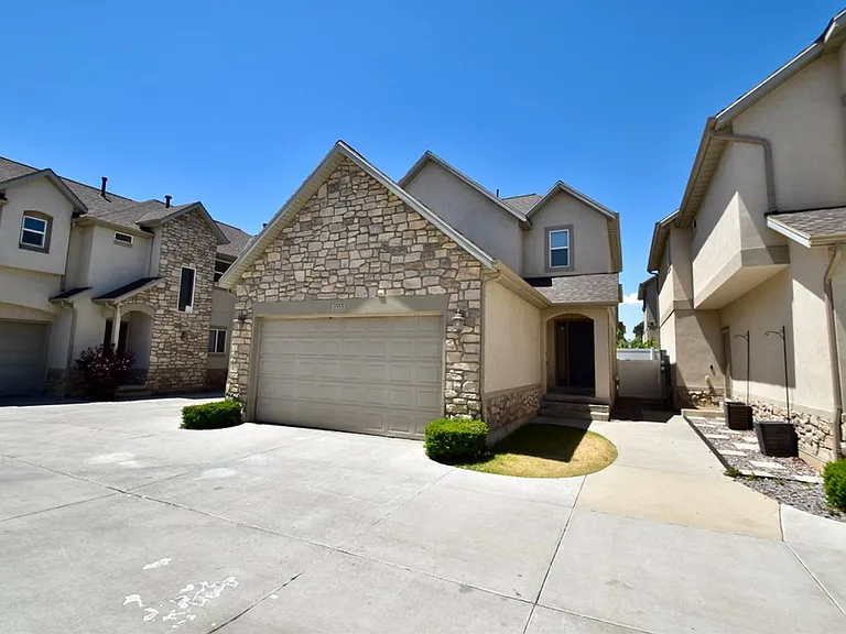 1555 Wynview Ln — Photo 3
