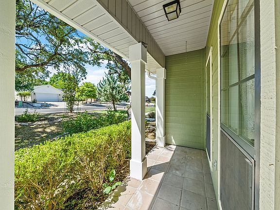 4th image of 635 Oak Valley Dr