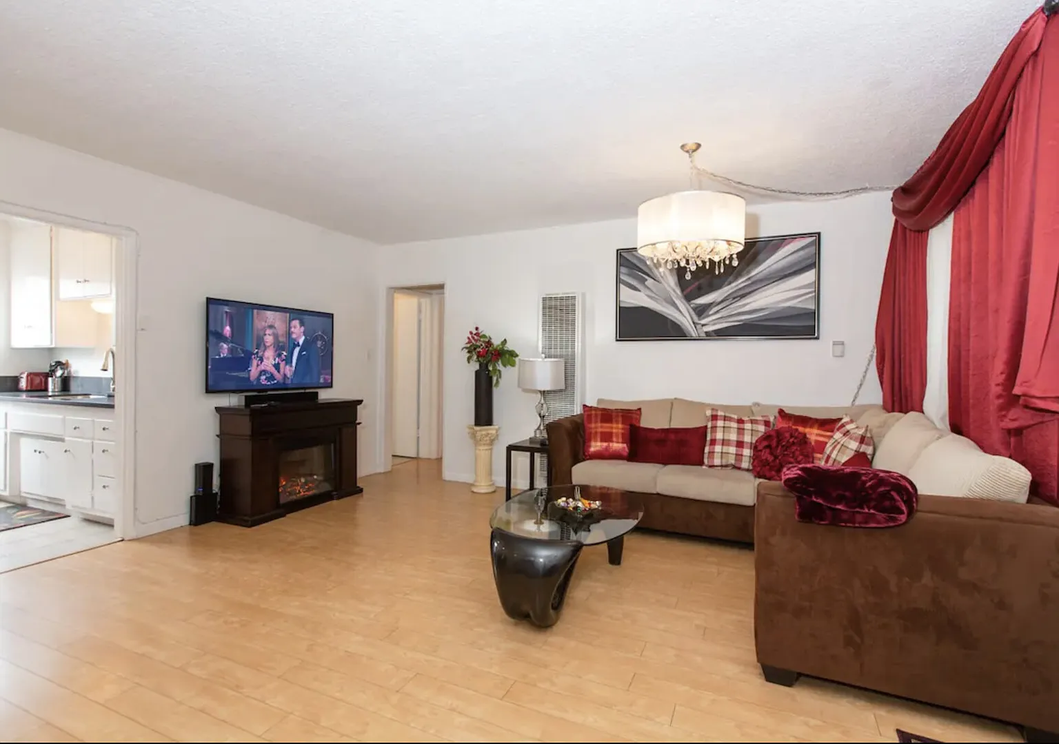 Stylishly Chic 2 bed/1 bath in West Hollywood — Photo 2