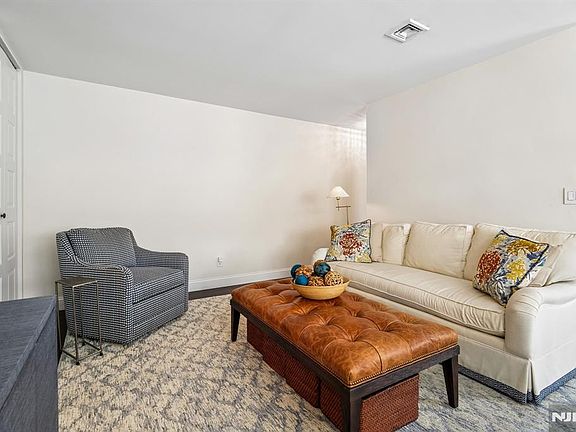 5th image of 364 E Ridgewood Ave APT 3