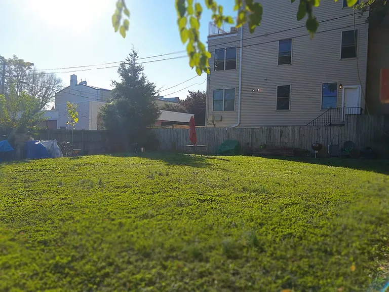 319 12th St NE #5 — Photo 9