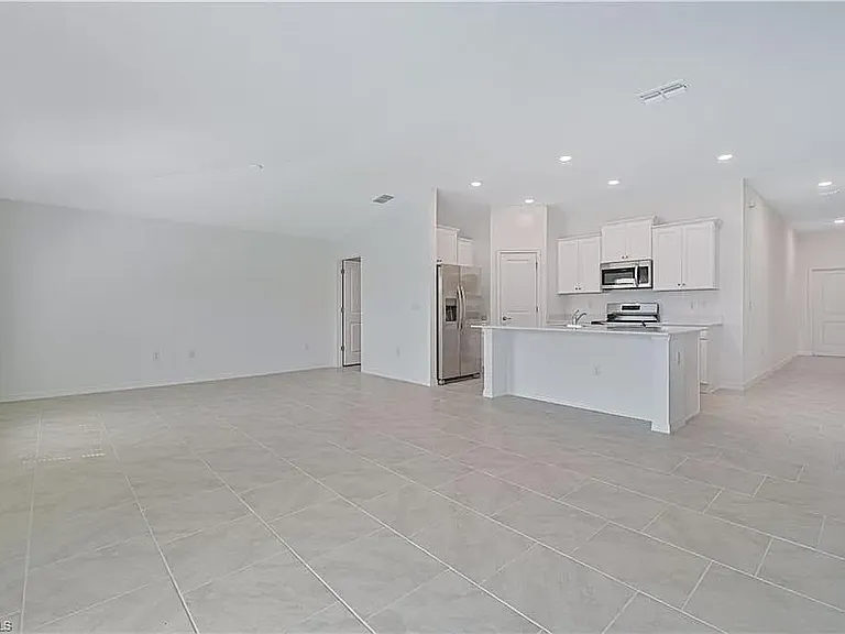 2901 NW 18th Pl — Photo 6