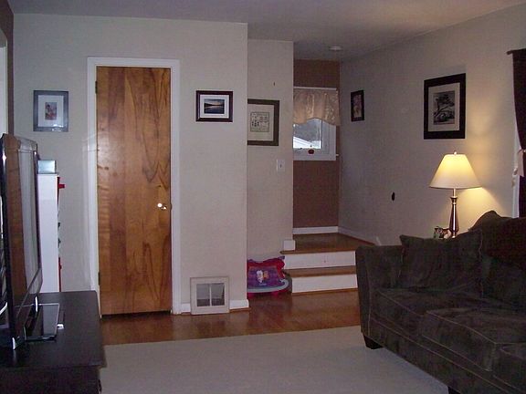 2nd image of 710 Dickson St