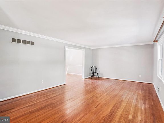 4th image of 513 Old Pasture Ln