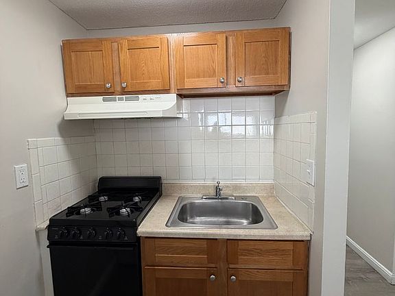4th image of 134-140-148 Willard St #134-5