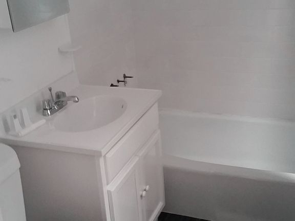 2nd image of 926 Bronx Park S APT 4A