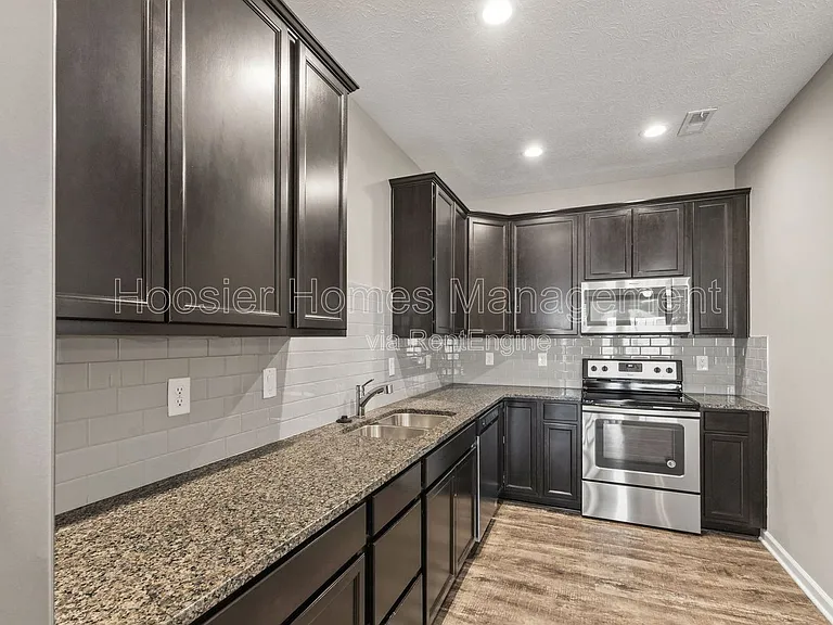 556 Dylan Dr — Photo 7