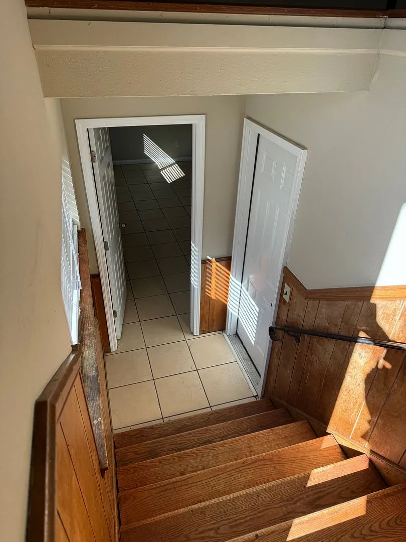 Spacious 3 Bedroom Split-Level Duplex — Photo 2