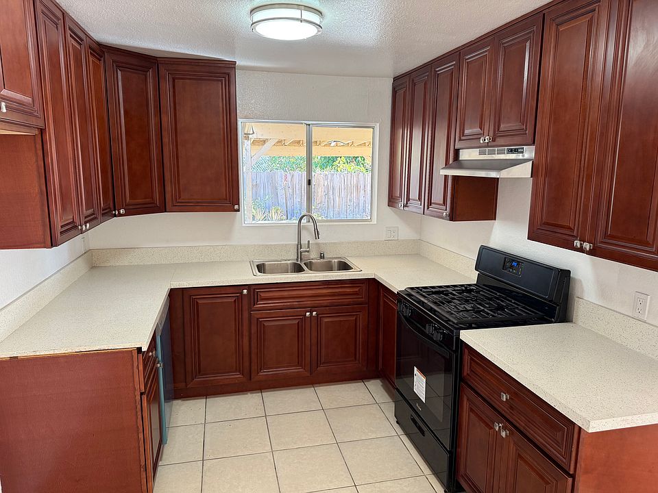 Stunning kitchen with patio view -