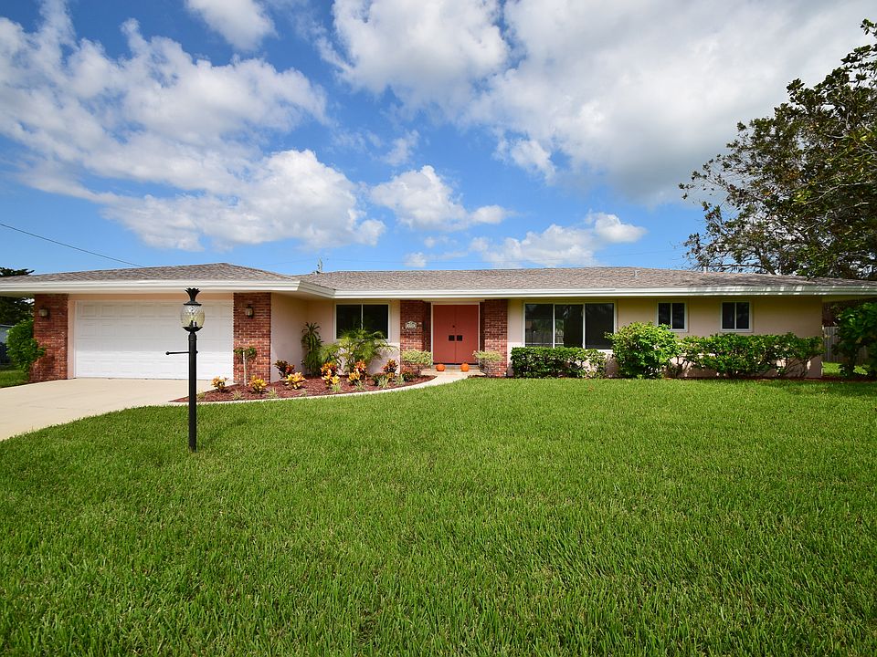 FANTASTIC CURB APPEAL!