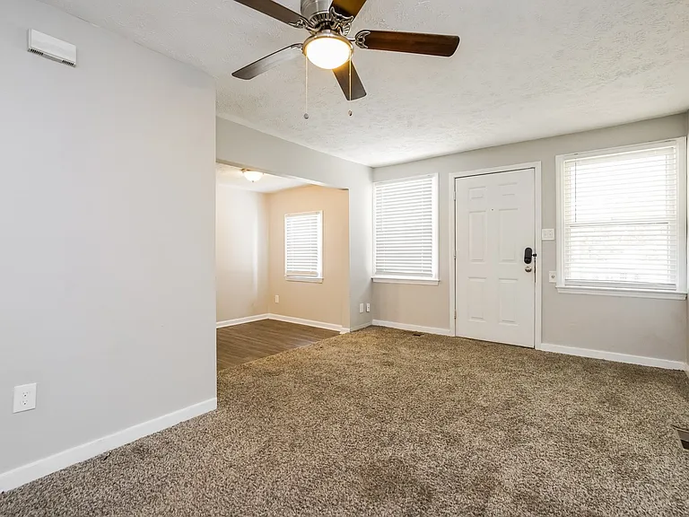 26206_018_living_room_13046455.jpg